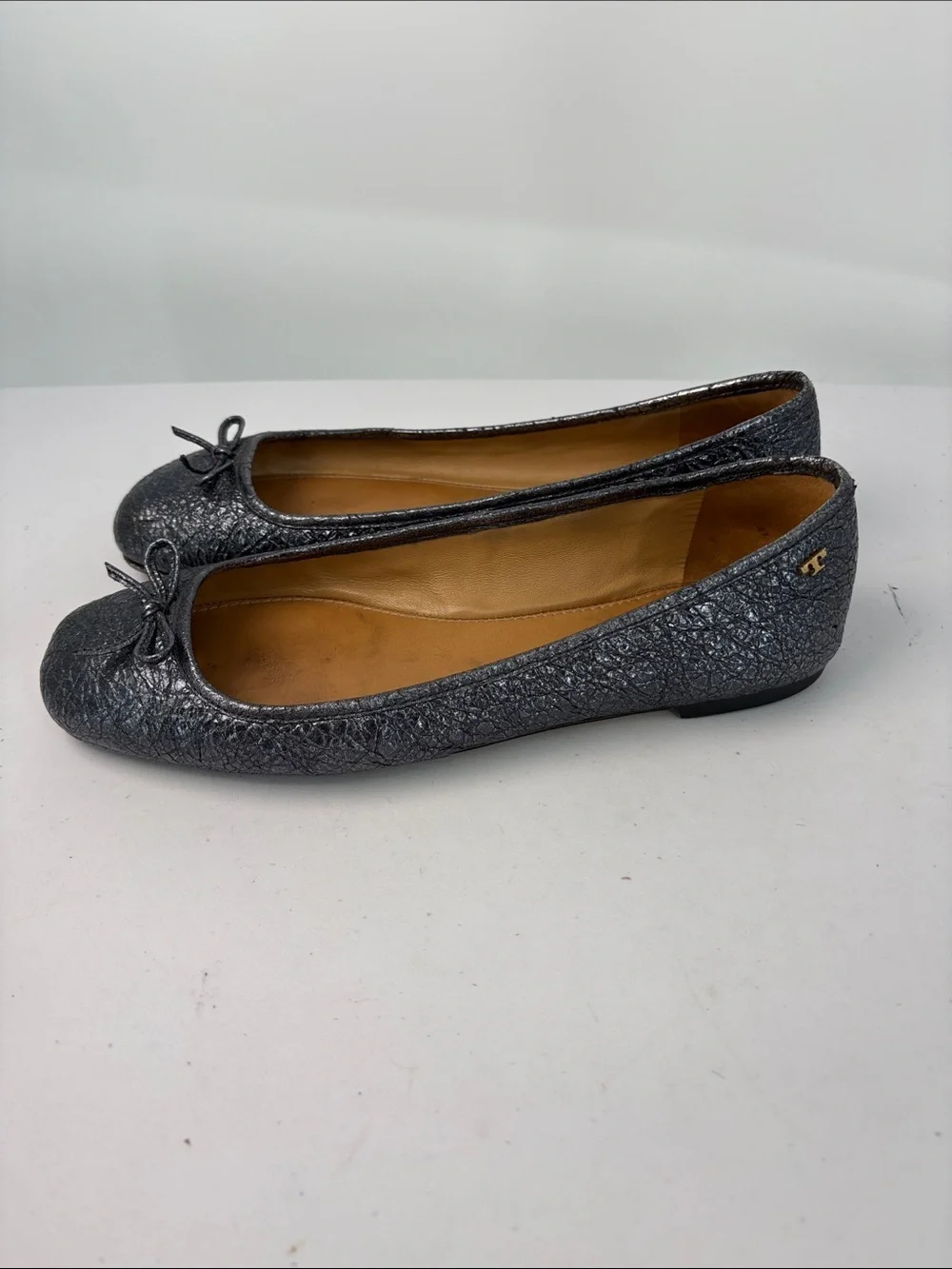 🥡 Tory Burch crinkle leather Charcoal Metallic Ballet Flats with Bow Accent